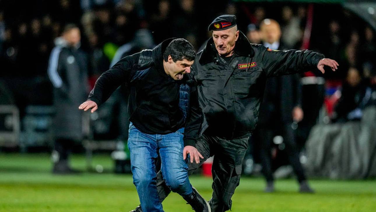 Ein Flitzer rannte über den Rasen