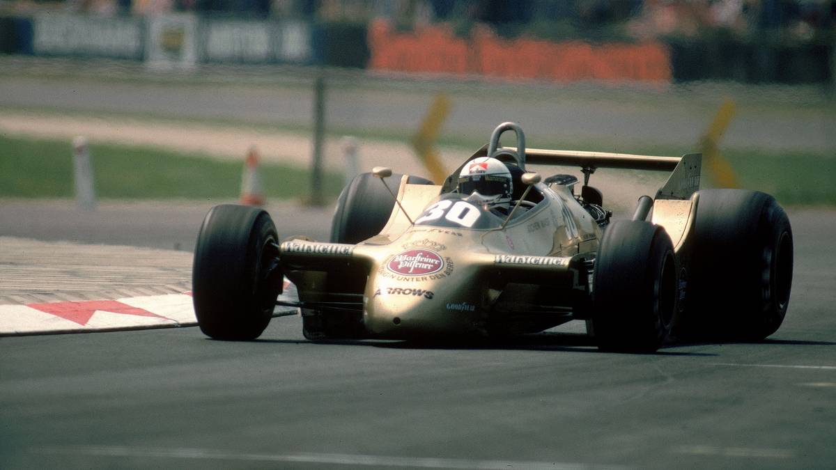 Auch der Arrows-Rennstall versucht sich an einer aerodynamischen Revolution und will 1979 das Auto komplett ohne Flügel an den Start bringen. Doch das Experiment scheitert, weil das Fahrzeug zu instabil ist. Am Ende muss doch wieder ein normaler Heckflügel her