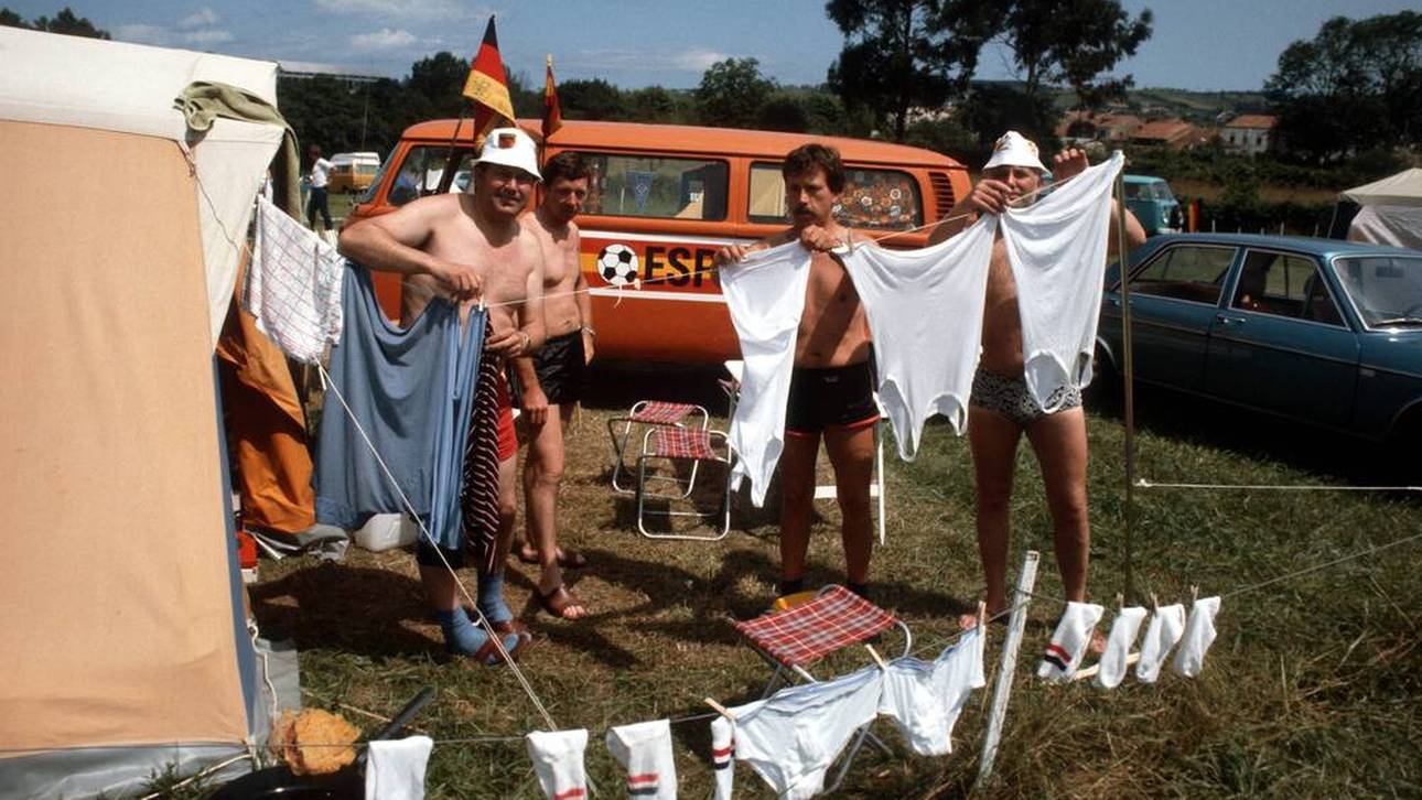 Deutsche Fußballfans auf einem Campingplatz bei Gijon