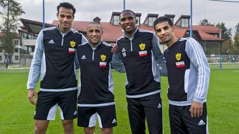 Roberto Carlos (2.v.l.) und Samuel Eto'o gehören zu den prominentesten Namen, die für Anzhi spielten