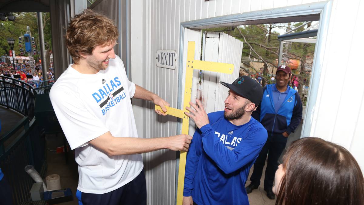 J.J. Barea (Point Guard) - Vertrag: bis 2019, Gehalt (15/16): 4 Millionen Dollar -  Durch die "Verletzung" von Rajon Rondo rückt der Puerto Ricaner in den Playoffs 2015 in die Starting Five gegen Houston. Auf Dauer ist der 1,83-Mann aber kein Startermaterial, als Backup aber wertvoll - in Dallas fühlt er sich wohl, die Fans beten J.J. an