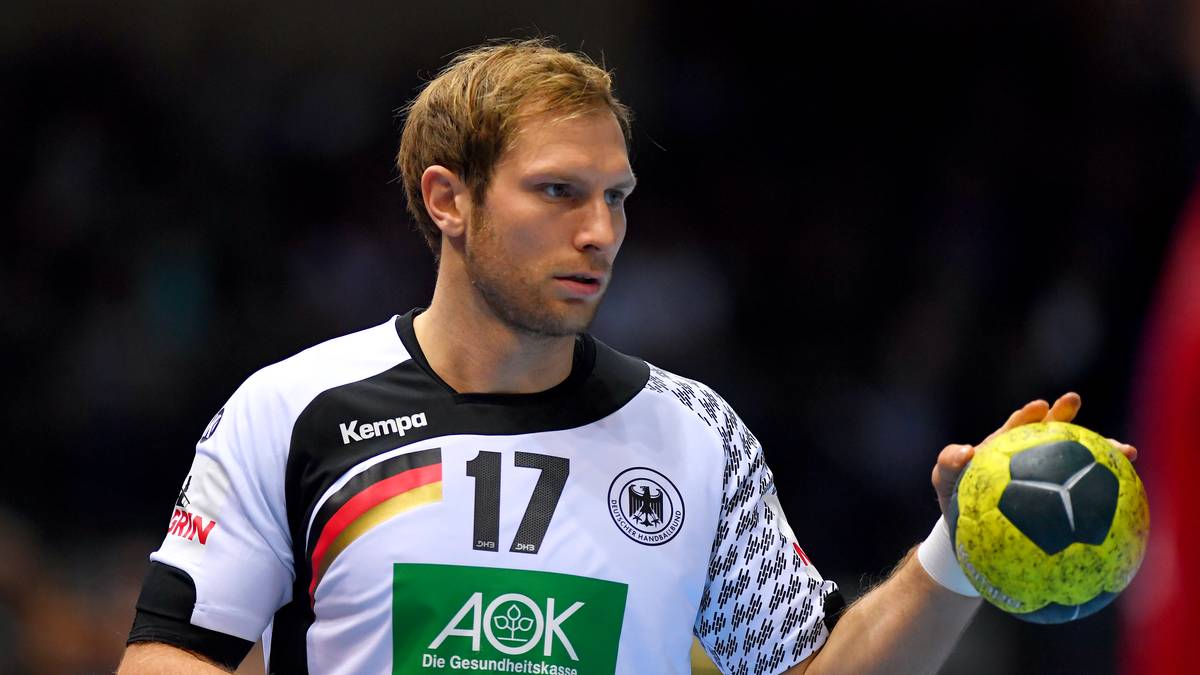 12. Dezember: Schwerer Schlag für das Nationalteam! Steffen Weinhold vom THW Kiel verletzt sich im Bundesliga-Spiel gegen den SC Magdeburg schwer. Er zieht sich einen Riss des vorderen Syndesmosebandes im rechten Sprunggelenk zu und fällt drei Monate aus. Damit verpasst er auch die WM. Zuvor hatten bereits Fabian Wiede, Christian Dissinger und Hendrik Pekeler dem Bundestrainer abgesagt