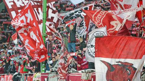 Fans des 1. FC Kaiserslautern unterstützen ihre Mannschaft 