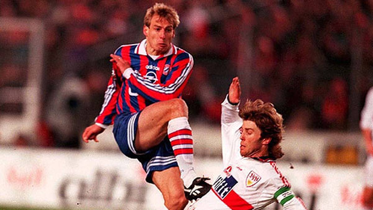 Nicht direkt von einem zum anderen Verein gewechselt, aber dennoch für beide aktiv: Jürgen Klinsmann. Hier 1996 im gestreiften Bayern-Dress. In der Saison 2008/2009 schwingt er auf der Münchner Trainerbank das Zepter