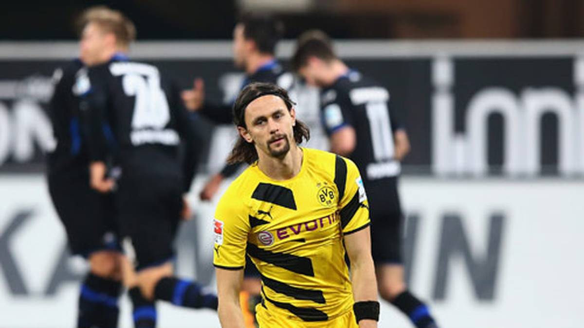 Absturz der Hinrunde: Der deutsche Vizemeister Borussia Dortmund und aktuelle Achtelfinalist der Champions League kämpft in der Bundesliga nicht um den Titel, sondern um den Klassenerhalt. Der Sturz auf Tabellenplatz 18 am 13. Spieltag sorgt für Alarmstimmung. Noch vor 18 Monaten Champions-League-Finalist, bricht das Team von Trainer Jürgen Klopp derzeit alle Negativrekorde. Neun Niederlagen nach 15 Spielen, das gab es zum Beispiel zuletzt vor 30 Jahren. Und nur 15 Tore in 15 Begegnungen erzielte der BVB zuletzt in der Abstiegssaison 1971/72. Die erneute Champions-League-Teilnahme ist somit in weite Ferne gerückt