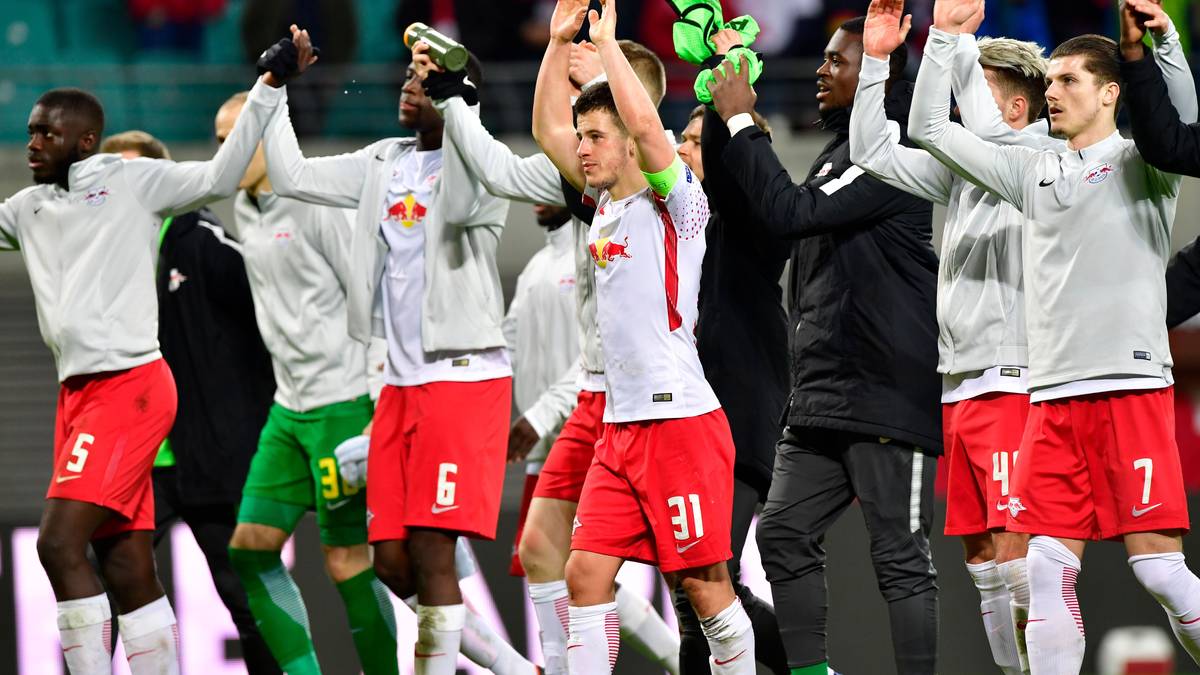 PLATZ 9: RB LEIPZIG - Im Osten der Republik kann man RB Leipzig für durchschnittliche Preise bejubeln. Der Stehplatz macht 180 Euro, der Sitzplatz 270 Euro und der teuerste Platz in der Red Bull Arena kostet 740 Euro in der Saison
