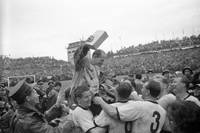 Das WM-Finale 1954 gilt als eines der verrücktesten Fußballspiele aller Zeiten. Doch schon vor dem Wunder von Bern soll es im Quartier der Weltmeister drunter und drüber gegangen sein.