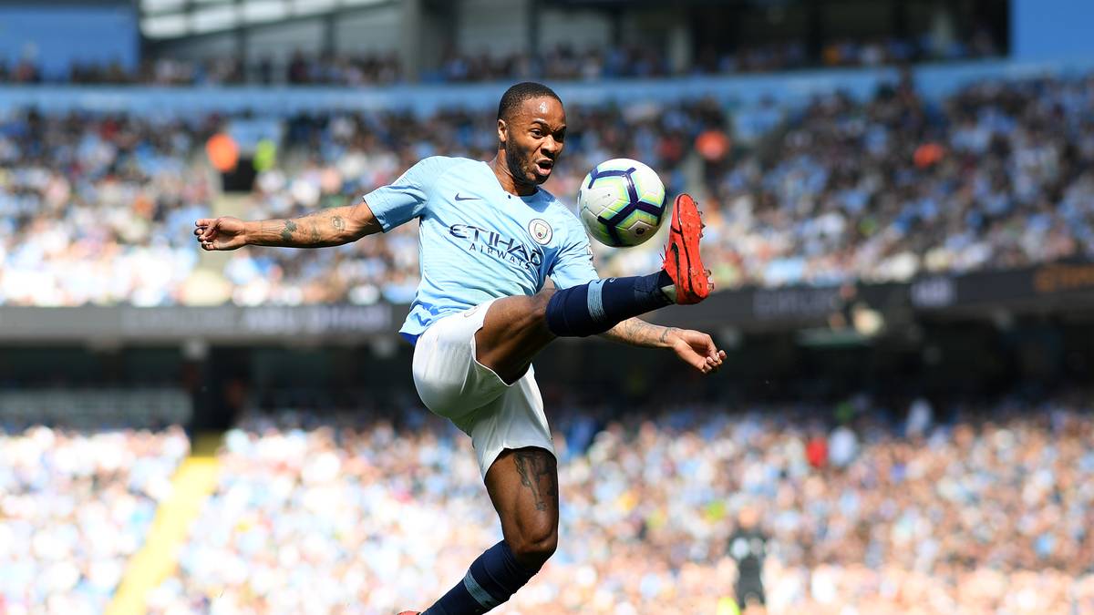 PLATZ 12 - RAHEEM STERLING: Der Engländer ist mit 24 Jahren mit Abstand der Jüngste in dieser Rangliste. Dennoch ist sein einzigartiges Talent als Flügelstürmer unbestritten. Im Starensemble von ManCity ist Sterling gesetzt und erzielte in den letzten beiden Premier-League-Spielzeiten insgesamt 35 Treffer in 67 Spielen