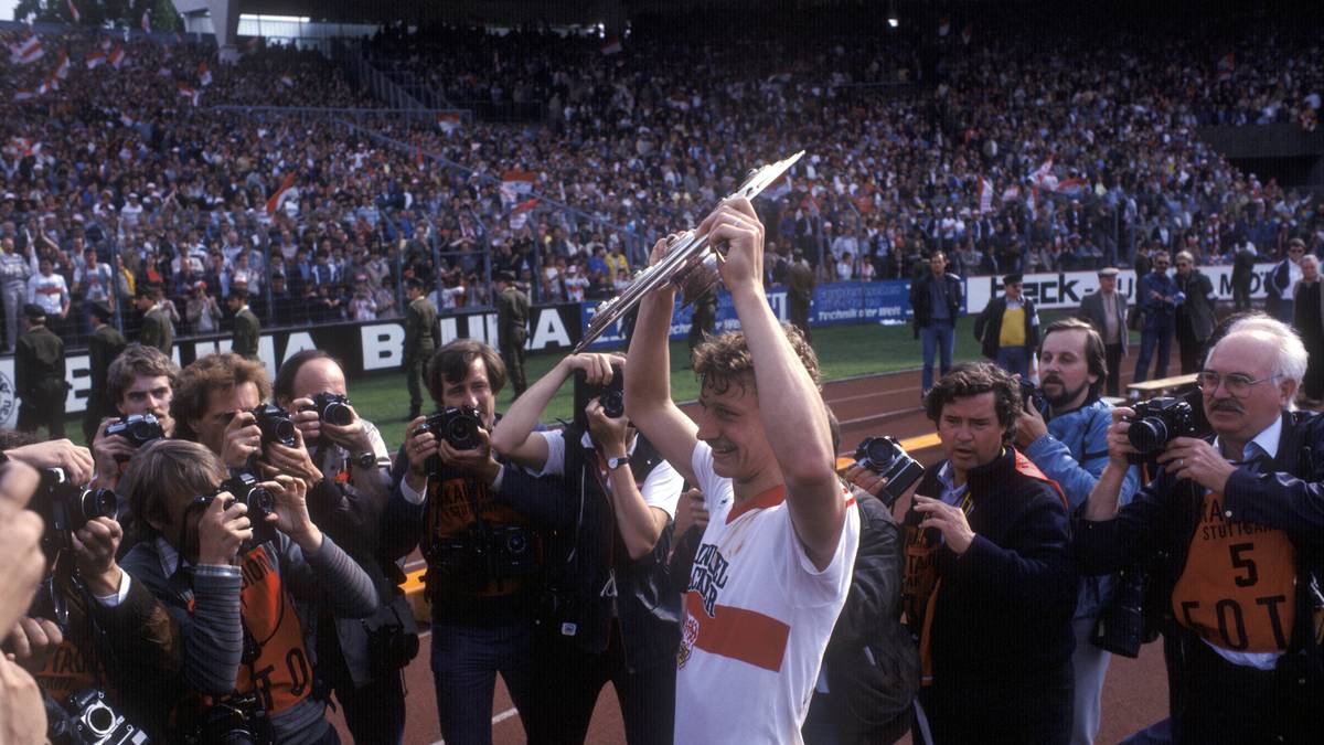 Gladbach half auch ein 3:0 gegen Bielefeld nicht mehr. Die Fohlen lagen letztlich sogar 13 Tore hinter dem VfB - der junge Guido Buchwald konnte die Schale in die Höhe stemmen - nicht zum letzten Mal ...