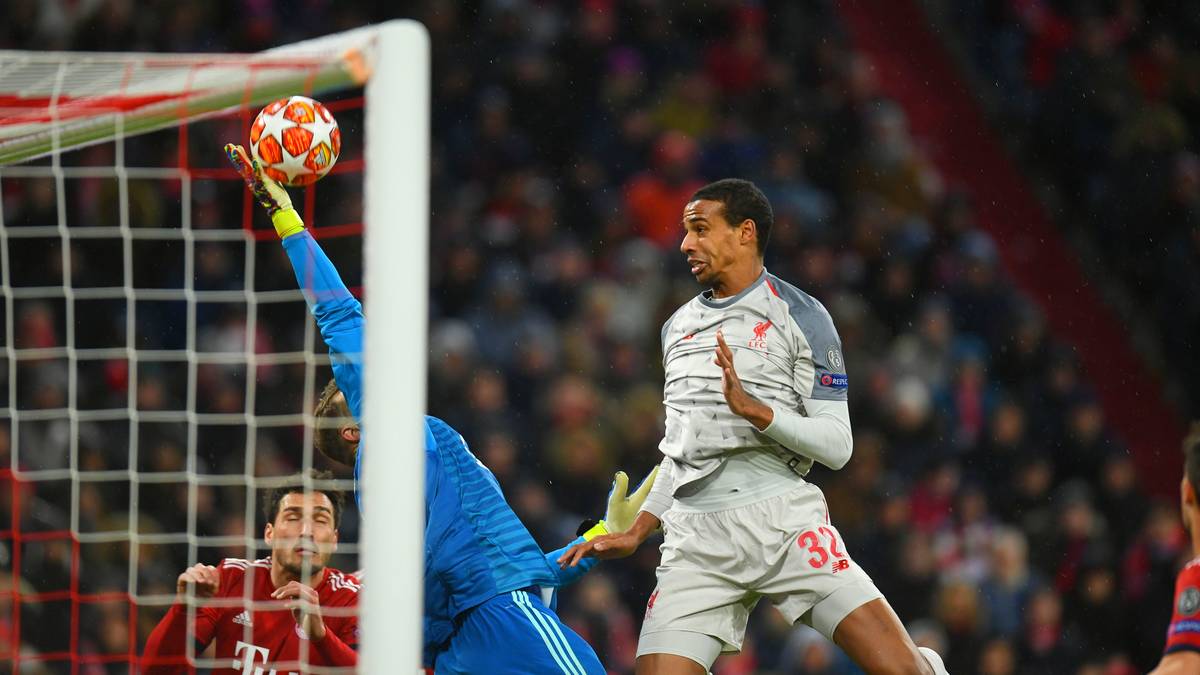 JOEL MATIP: Wackliger Beginn des Ex-Schalkers, der von den Bayern viel attackiert und früh angelaufen wird. Arbeitet sich dann gut ins Spiel rein, ist umsichtig und sicher im Zweikampf. Das Eigentor ist ihm nicht anzulasten, da Lewandowski den Ball ohnehin verwertet hätte. Auch als Bayern in der zweiten Halbzeit zeitweise den Druck erhöht ohne Fehl und Tadel. SPORT1-Note: 2