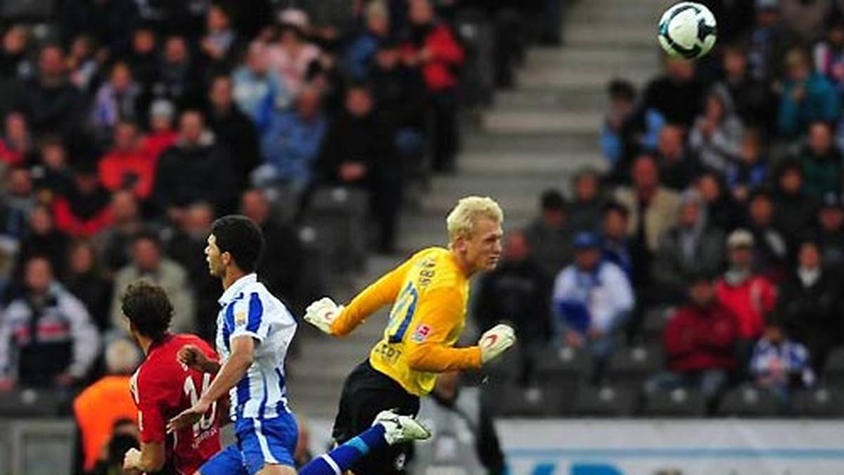 Hertha-Keeper Sascha Burchert eilt im Heimspiel gegen den HSV 2009 gleich zweimal aus dem eigenen Strafraum, um den Ball wegzuköpfen. Doch beide Male landet der Ball beim Gegner - David Jarolim und Ze Roberto treffen