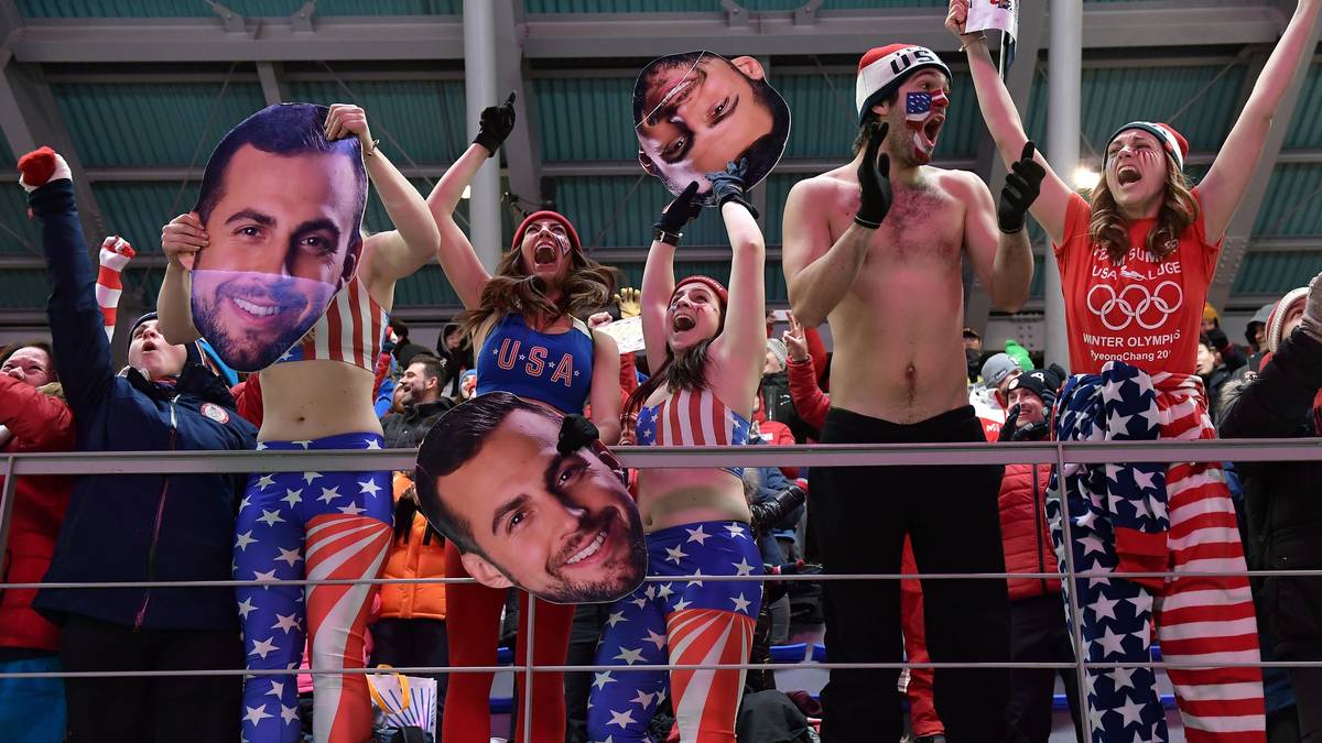 Bei der Rodel-Teamstaffel laufen die Fans der USA heiß. Trotz der Kälte in Pyeongchang feuern sie ihr Team leicht bekleidet an