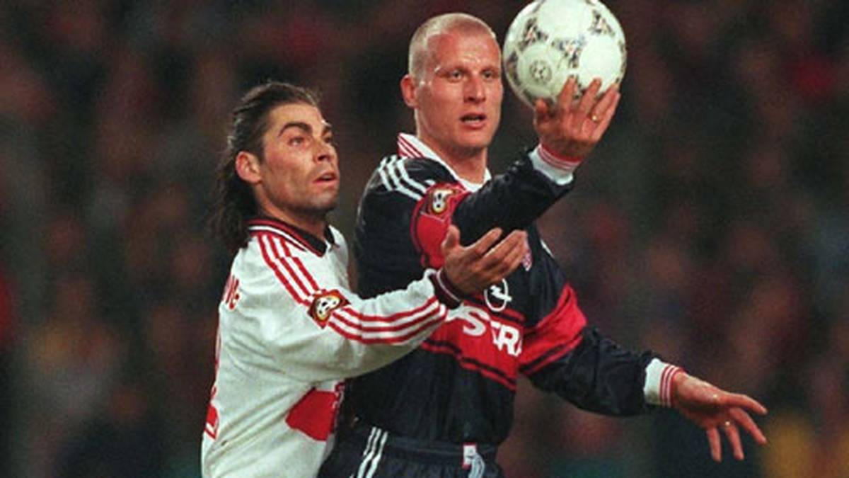 Neun Jahre später, wieder Pokal: Carsten Jancker (r.) lässt Martin Spanring nicht an den Ball - und gewinnt mit den Bayern 3:0...