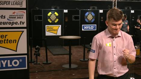 Was für ein Finish von David Schlichting! Im letzten Leg gegen Franz Rötsch haut der 20-Jährige noch einmal so richtig einen raus.