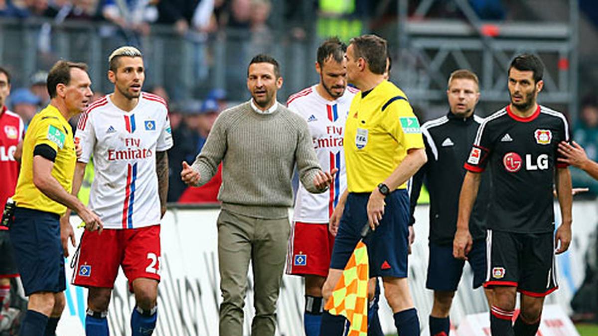 Treterei der Hinrunde: 54 Fouls, neun Gelbe Karten. Die Rückkehr von Hakan Calhanoglu mit Bayer Leverkusen zum Hamburger SV wird zum Giftgipfel. Auch die Trainer Joe Zinnbauer und Roger Schmidt geraten an der Seitenlinie aneinander. Am Ende behält der HSV mit 1:0 die Oberhand