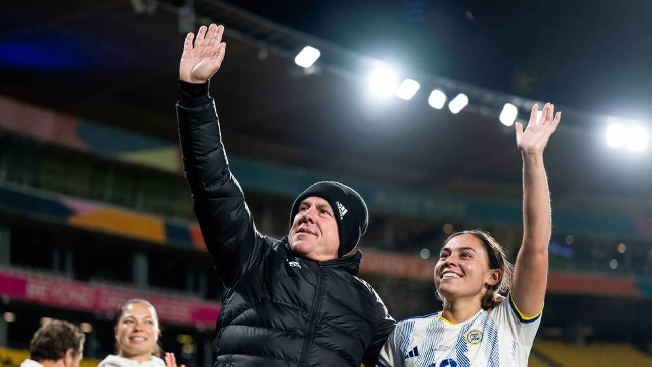 Philippinen-Trainer Alen Stajcic und Verteidigerin Sofia Harrison feiern den ersten WM-Sieg der Filipino Geschichte