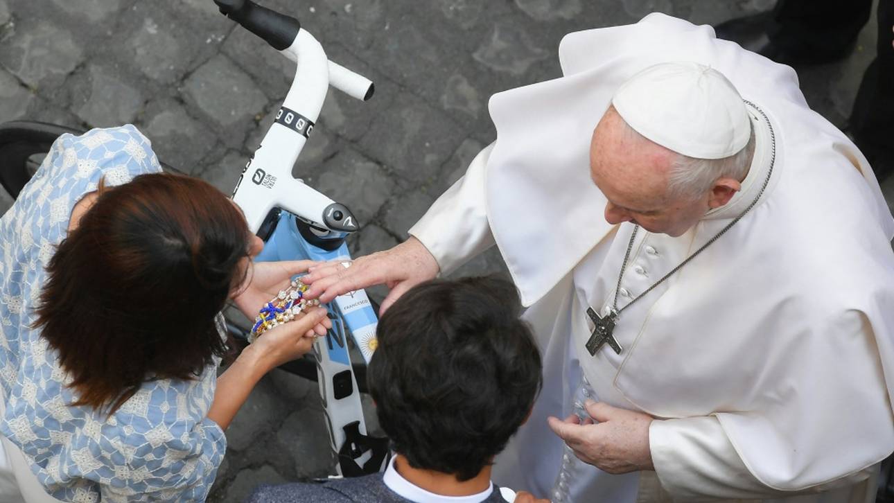 Bernal schenkt Papst ein Fahrrad