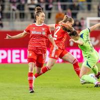 Die Frauen des FC Bayern gehen im Spitzenspiel gegen den VfL Wolfsburg als glücklicher Sieger hervor. In Sachen Meisterschaft können sich die Münchnerinnen nur noch selbst schlagen. Der SPORT1-Ticker zum Nachlesen.