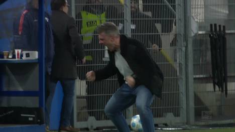 Der SC Paderborn tut sich gegen Kellerkind Preußen Münster lange Zeit unheimlich schwer. Dann zieht Trainer Lukas Kwasniok seine Joker - und hat wenig später Grund zum ausgelassenen Jubeln.