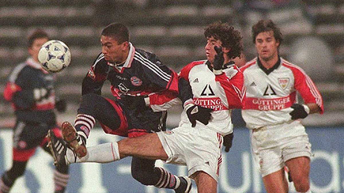 ... ebenso wie im Viertelfinale der nächsten Saison, das noch im gleichen Jahr stattfindet. Der spätere Bremer Krisztian Lisztes (M.) spielt noch für den VfB, Giovane Elber ist schon von Stuttgart nach München gewechselt