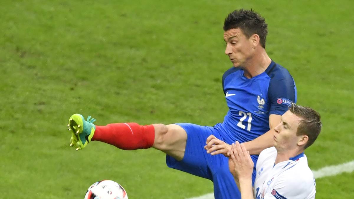 Laurent Koscielny (30, FC Arsenal, 34 Länderspiele, 1 Tor):  Der Innenverteidiger ist Sohn polnischer Einwanderer. Er machte 2013 Schlagzeilen mit einem ungewöhnlichen Investment: Koscielny steckte Geld in einen traditionsreichen Akkordeon-Hersteller und rettte die Firma aus seiner Heimatstadt Tulle vor der Insolvenz. 17 Arbeitsplätze konnten so erhalten werden