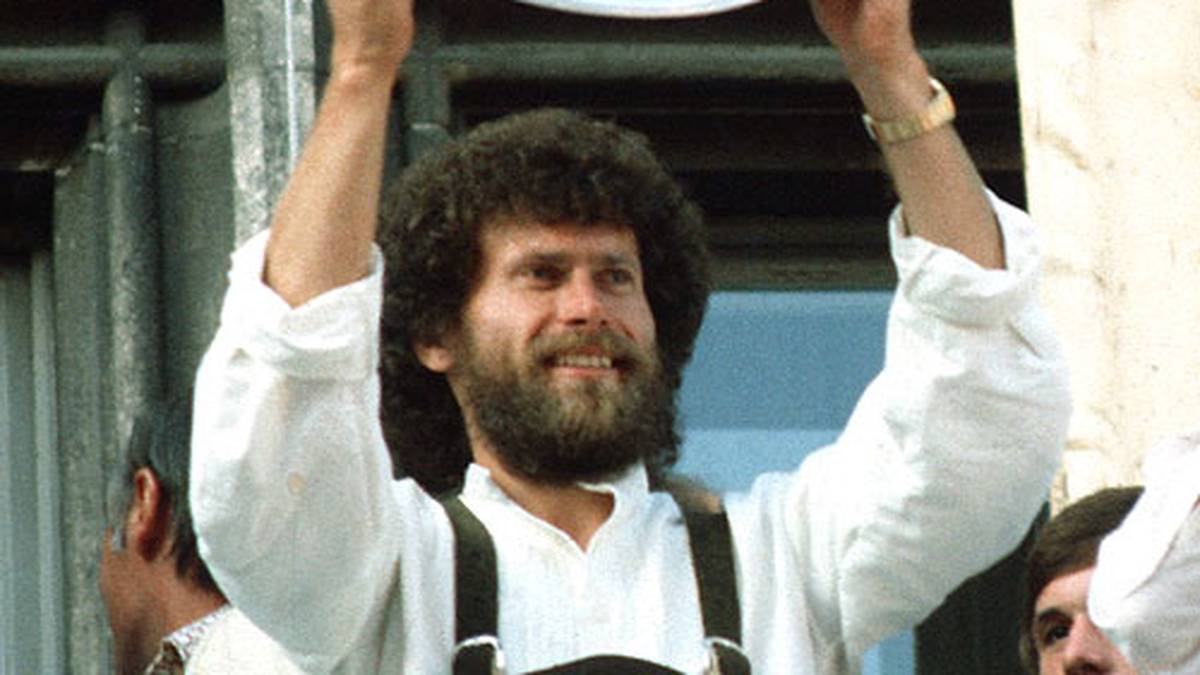 Weltmeister, Europameister, Deutscher Meister, Spanischer Meister, Fußballer des Jahres 1981: Paul Breitner blickt auf zahlreiche Erfolge zurück. Doch auch außerhalb des Platzes sorgt der einstige Fußball-Revoluzzer für Aufsehen