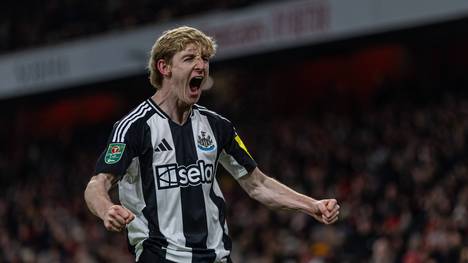 Der FC Bayern hat offenbar seine Fühler nach Anthony Gordon von Newcastle United ausgestreckt. Sportlich würde der englische Nationalspieler nach München passen. Doch es gibt eine große Hürde.