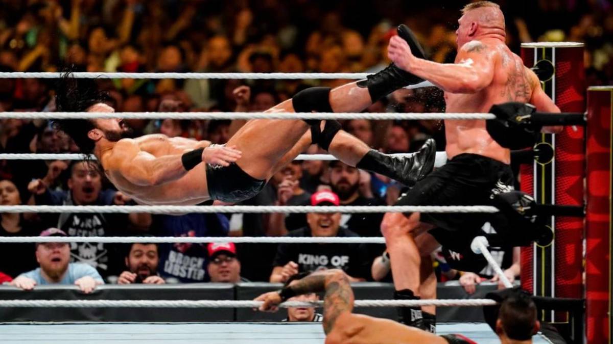 Weitaus cleverer stellt sich Drew McIntyre an. Nach einem Schlag in die Weichteile von Ricochet nutzt der Schotte die Gelegenheit und wirft Lesnar mit dem Claymore Kick über das oberste Seil