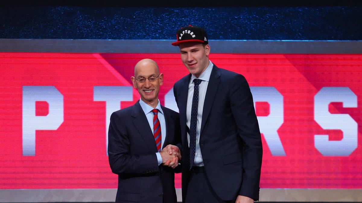 Der erste Österreicher hat den Sprung in die NBA geschafft. Hinter dem ähnlichen Typen Jonas Valanciunas könnte der "Alpen-Nowitzki" reifen. Pöltl ist ein klassischer Center mit guten Post-Bewegungen, ordentlicher Defense und einem lockeren Händchen - kommender NBA-Starter