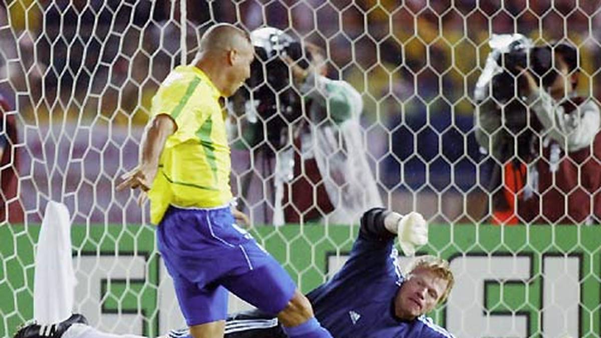 Nur äußerst ungern denkt Kahn an das verlorene WM-Finale 2002 zurück, in dem er nach vorherigen Glanz-Leistungen einen Schuss von Rivaldo nur unzureichend abwehrt. Ronaldo bedankt sich und staubt ab