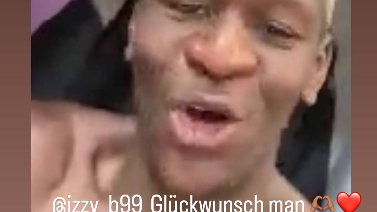 Youssoufa Moukoko beglückwünscht Isaac Bonga