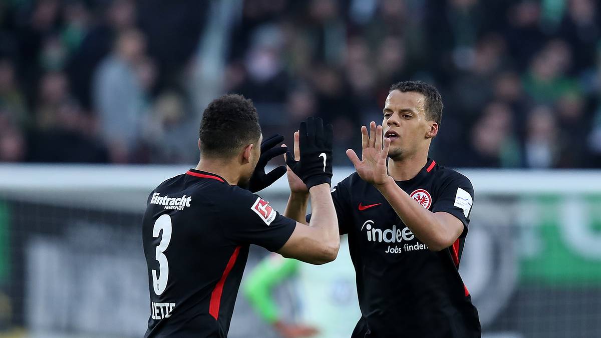 Nur einen Punkt Rückstand auf die zweitplatzierten Leverkusener hat das Überraschungsteam aus Frankfurt: Trotz eines fulminanten Freistoßtreffers von Maximilian Arnold gewinnt die Eintracht in der Autostadt mit 3:1