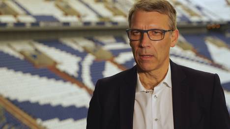 Nach dem feststehenden Abstieg wurden die Schalke-Spieler tätlich angegriffen und verfolgt. Sportvorstand Peter Knäbel schildert den Verlauf des Tages und der Gewalt-Nacht.