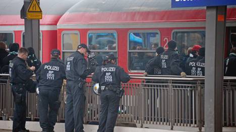 Die Polizei bewacht einen Zug am Hauptbahnhof in Bielefeld