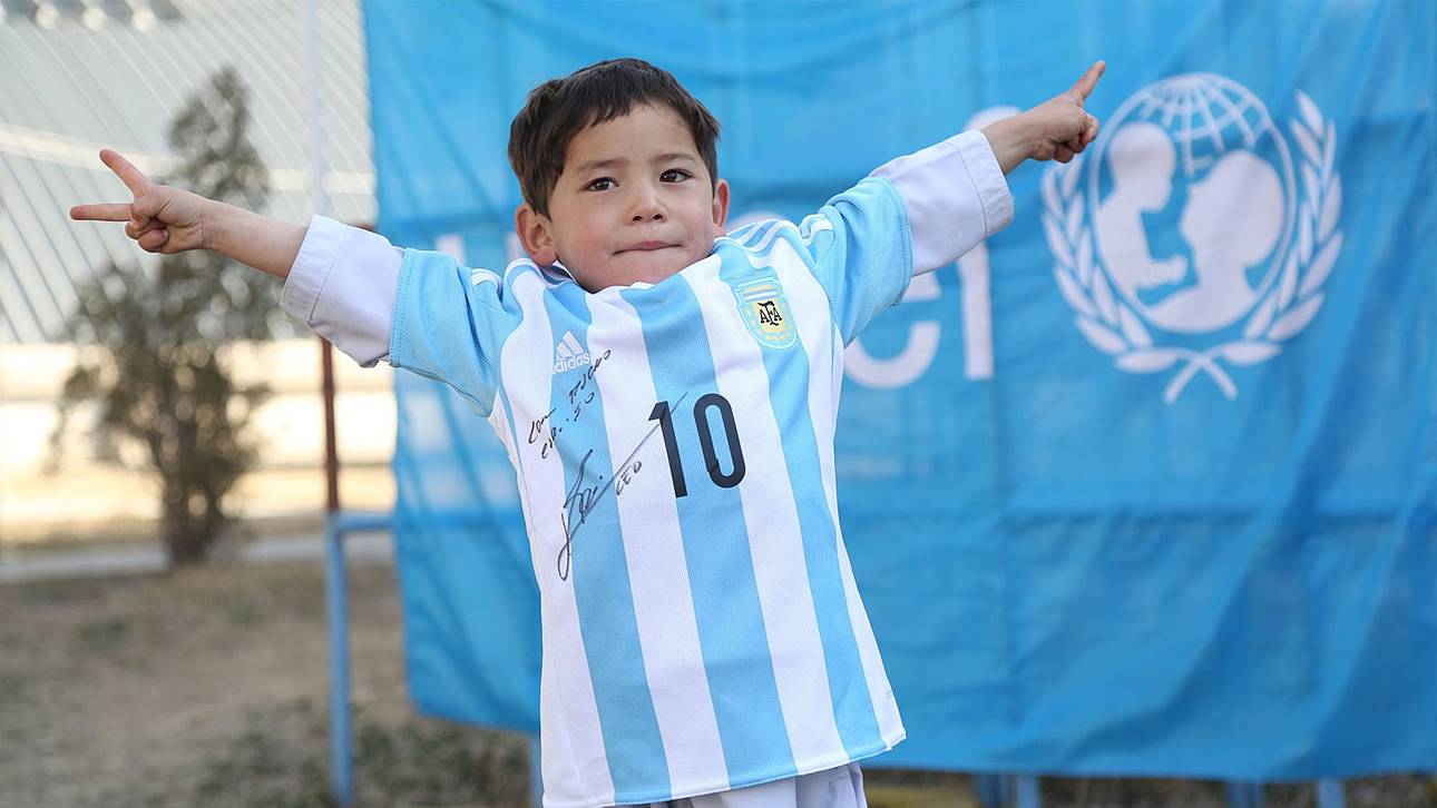 Kleiner Messi-Fan flieht vor Taliban