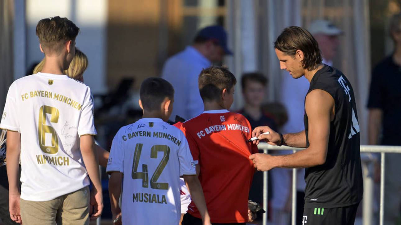 Wie viele Autogramme schreibt Yann Sommer (r.) noch als Keeper des FC Bayern?