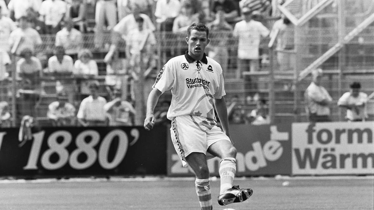 Der Fußballer Thomas Tuchel wechselt 1992 von der A-Jugend des FC Augsburg zum damaligen Zweitligisten Stuttgarter Kickers. Für die Schwaben bestreitet er acht Spiele in zwei Jahren.