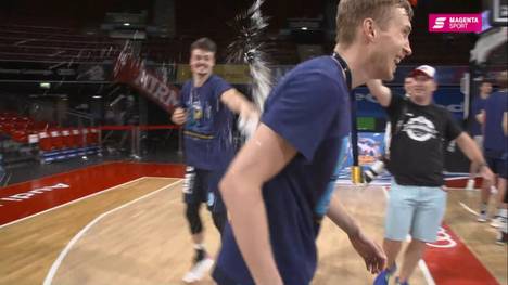 ALBA Berlin lässt im Rückspiel gegen die MHP Riesen Ludwigsburg nichts mehr anbrennen. Die Hauptstädter tüten beim BBL Finalturnier in München ihren ersten Meistertitel seit 2008 ein - und feiern anschließend ausgelassen.