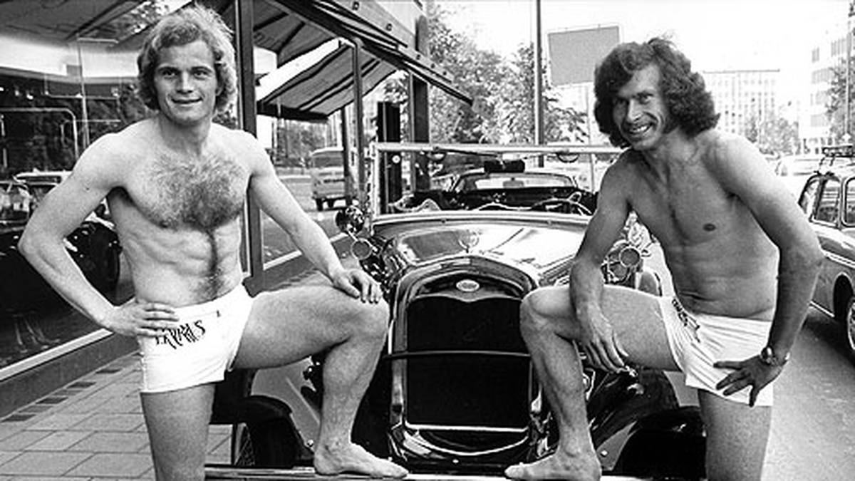 Der streitbare Breitner eckt schon damals an, unter anderem missfallen seine (damals) politisch linken Ansichten der konservativen Klubführung. Hoeneß steht ihm zur Seite, hilft die Wogen zu glätten. 1974 wird Breitner zu Real Madrid verkauft