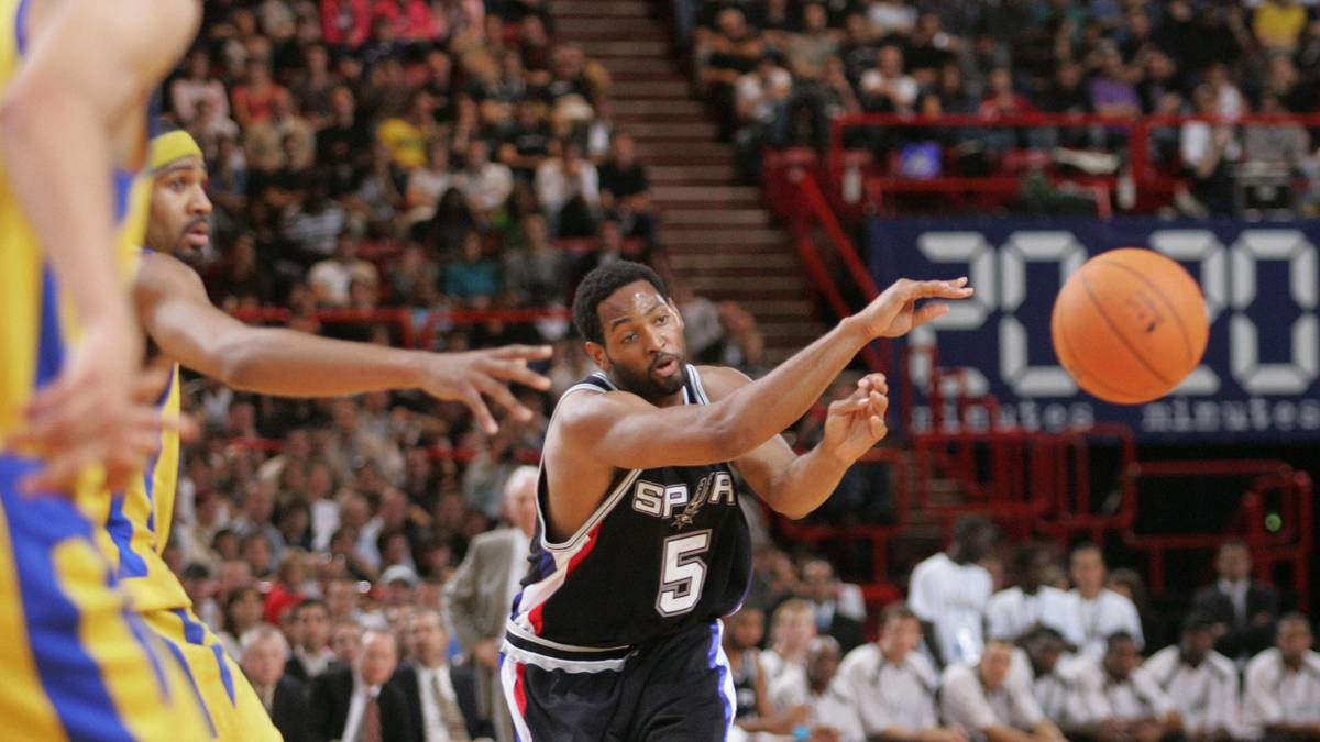 Auch bei den Spurs zieht "Big Shot Rob" den Erfolg magisch an. Nach zwei Meisterschaften mit den Rockets (1994, 1995) und drei mit den Lakers (2000 bis 2002) gewinnt er mit den Spurs zwei weitere Titel (2005, 2007). Sicherlich sehr zur Freude der Familie