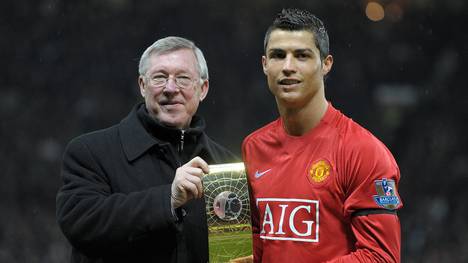 Sir Alex Ferguson (l.) posiert mit Cristiano Ronaldo und der Trophäe des FIFA Spielers des Jahres im Januar 2009