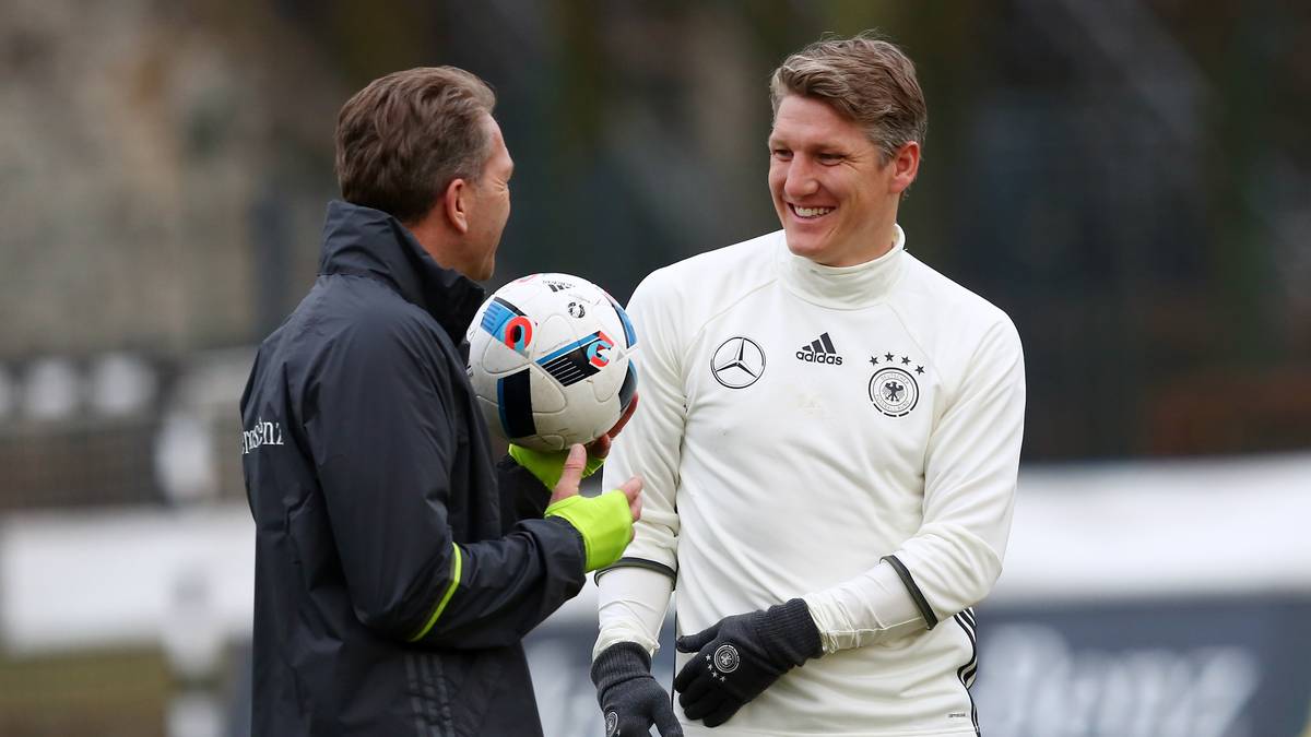 Dabei hat sich Schweinsteiger so auf die Länderspiele gegen England und Italien gefreut. Gerade erst wieder von seiner Verletzung genesen, wollte der Kapitän im Kreise seiner Kumpels wieder richtig fit werden, dann seine Mannschaft Manchester United im Saison-Endspurt unterstützen, um schließlich bei der EM zu glänzen