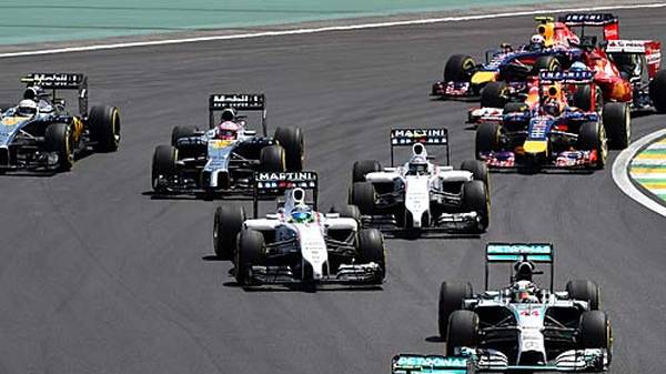 Beim Rennen in Brasilien lässt Nico Rosberg beim Start von der Pole nichts anbrennen: WM-Konkurrent Lewis Hamilton hat keine Chance für einen Angriff
