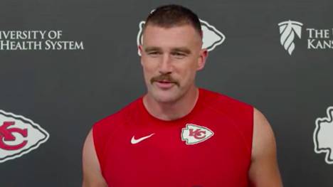 Kansas City Chiefs' Travis Kelce berichtet über seine Beziehung mit Superstar Taylor Swift. Der Tight End habe viel über den "weltweiten" Einfluss der 33-Jährigen gelernt.
