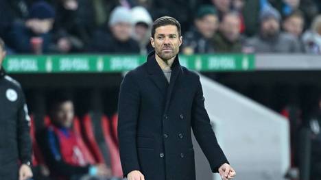 Leverkusen-Coach Xabi Alonso reagiert auf Gerüchte über eine mögliche Ausstiegsklausel in seinem Vertrag. Der 42-Jährige erklärt, warum er sich für die Werkself entschieden hat.