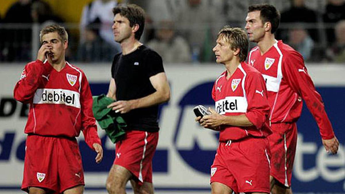 Auch im November 2004 heißt das Ergebnis aus Stuttgarter Sicht 0:3 - entsprechend groß ist die Enttäuschung bei den Stuttgartern Markus Babbel, Horst Heldt, Zvonimir Soldo und Philipp Lahm (v.r.n.l.), der am Ende der Saison die Fronten wechselt