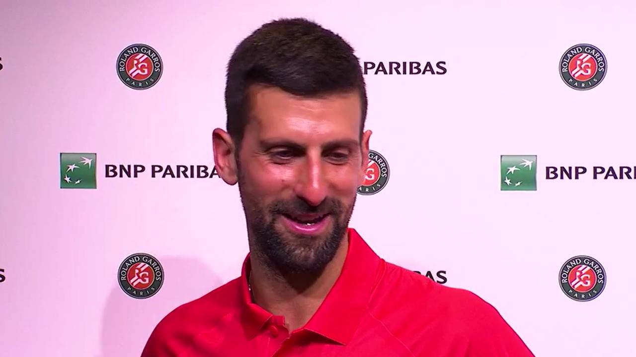 Djokovic scherzt bei Wimbledon-PK