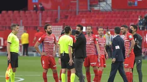 Zu früh gepfiffen: Referee de Burgos (M.) diskutiert