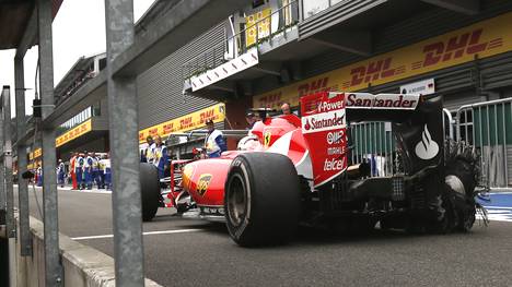 Sebastian Vettel mit geplatztem Reifen