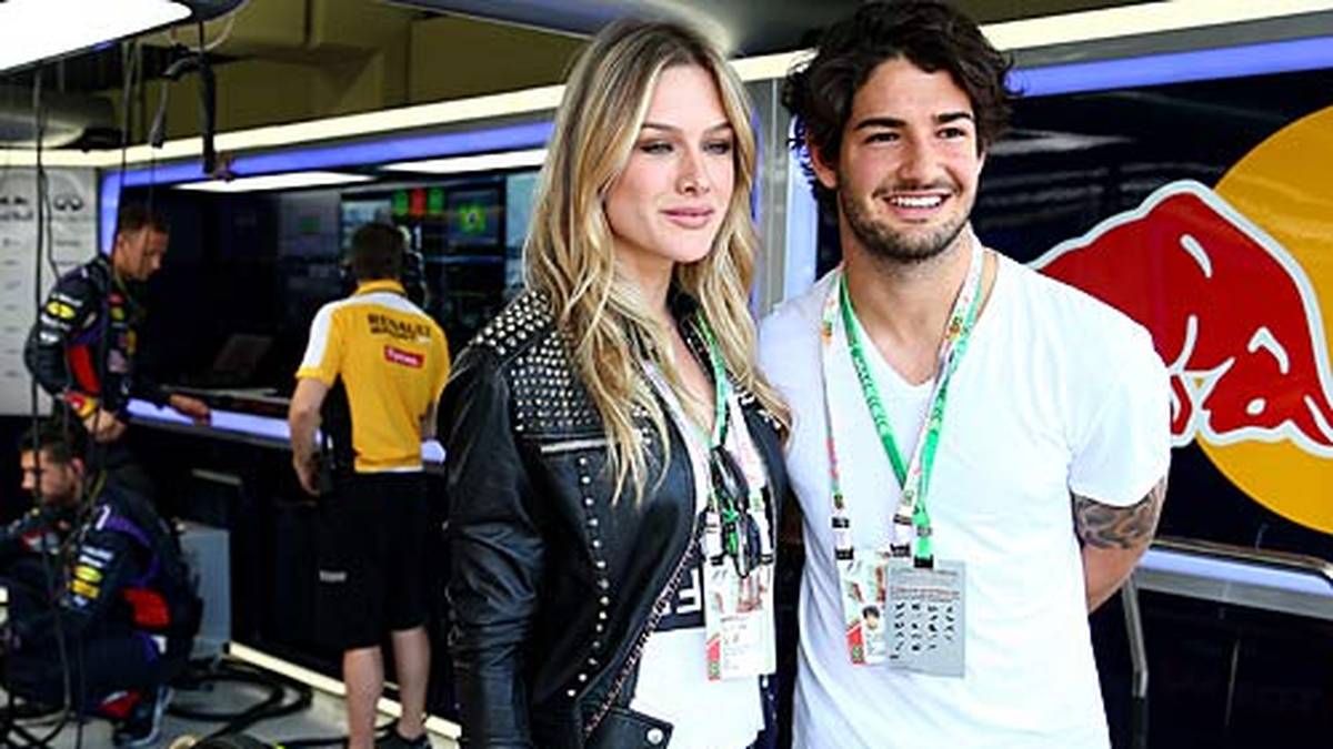 Der brasilianische Fußballer, ehemals beim AC Mailand, verfolgt das Rennen interessiert in der Red-Bull-Box